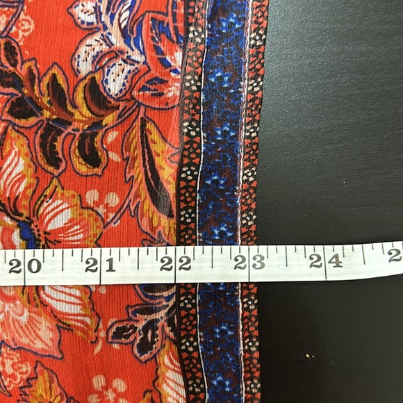 Beautiful Old Navy Top! Size large - Picture 5 of 5